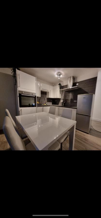 Modern 2 Bed Apartment & Free Parking カンタベリー エクステリア 写真