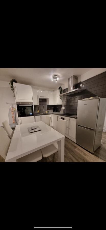 Modern 2 Bed Apartment & Free Parking カンタベリー エクステリア 写真