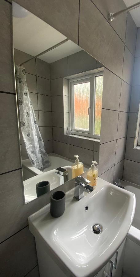 Modern 2 Bed Apartment & Free Parking カンタベリー エクステリア 写真